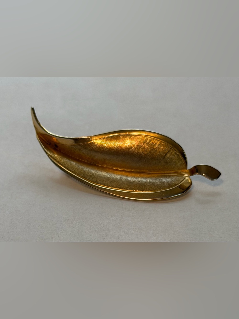 Vintage Giovanni Gold Tone Textured Leaf Brooch